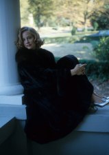 LOS ANGELES - CIRCA 1987: Cybill Shepherd poses for a portrait in c.1987 in Los Angeles, California. (Photo by Donaldson Collection/Michael Ochs Archives/Getty Images)