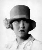 Gloria Swanson, 1927 SCHAUSPIELERIN / PORTRÄT / HUT